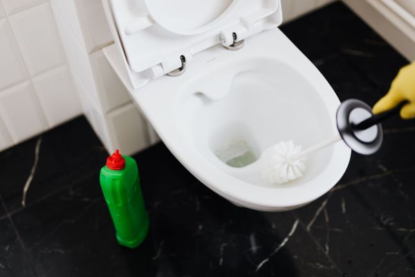 Débouchage de wc : solutions rapides pour un confort retrouvé