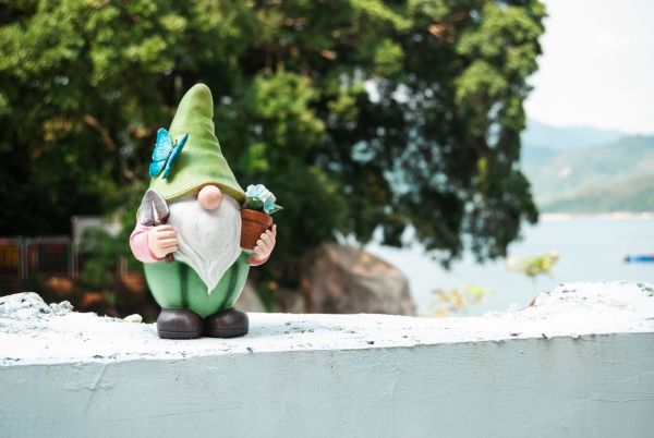 Décorez votre jardin avec nains, sacs de culture et plantes artificielles