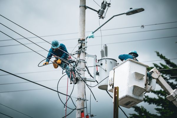 Les avantages de travailler avec des électriciens proches de vous pour vos projets