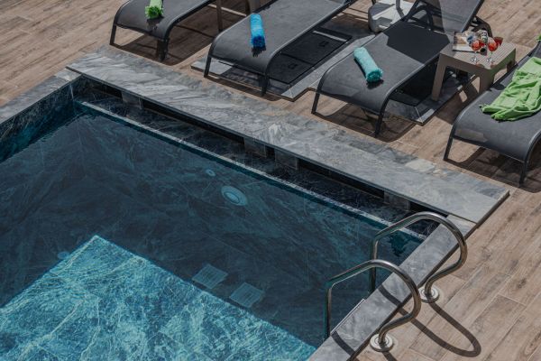 Margelle pierre toulon : élégance et robustesse au bord de la piscine
