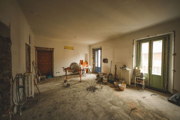 Quels sont les travaux de rénovation prioritaires pour redynamiser une vieille maison ?