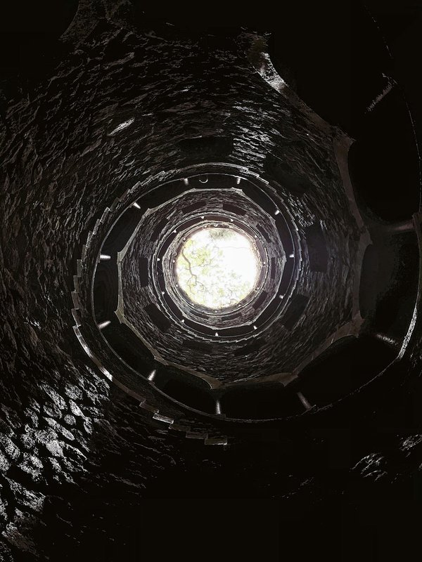 Comment optimiser l'éclairage naturel dans une pièce grâce à des puits de lumière?