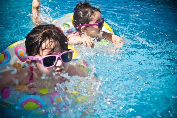 Comment intégrer des panneaux solaires thermiques pour chauffer une piscine extérieure ?